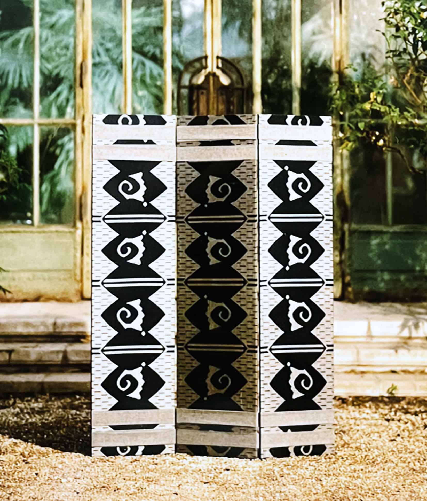 Paravent aus balinesischen Palmblätter mit patentierten Stoffgelenken aus Ikatstoff