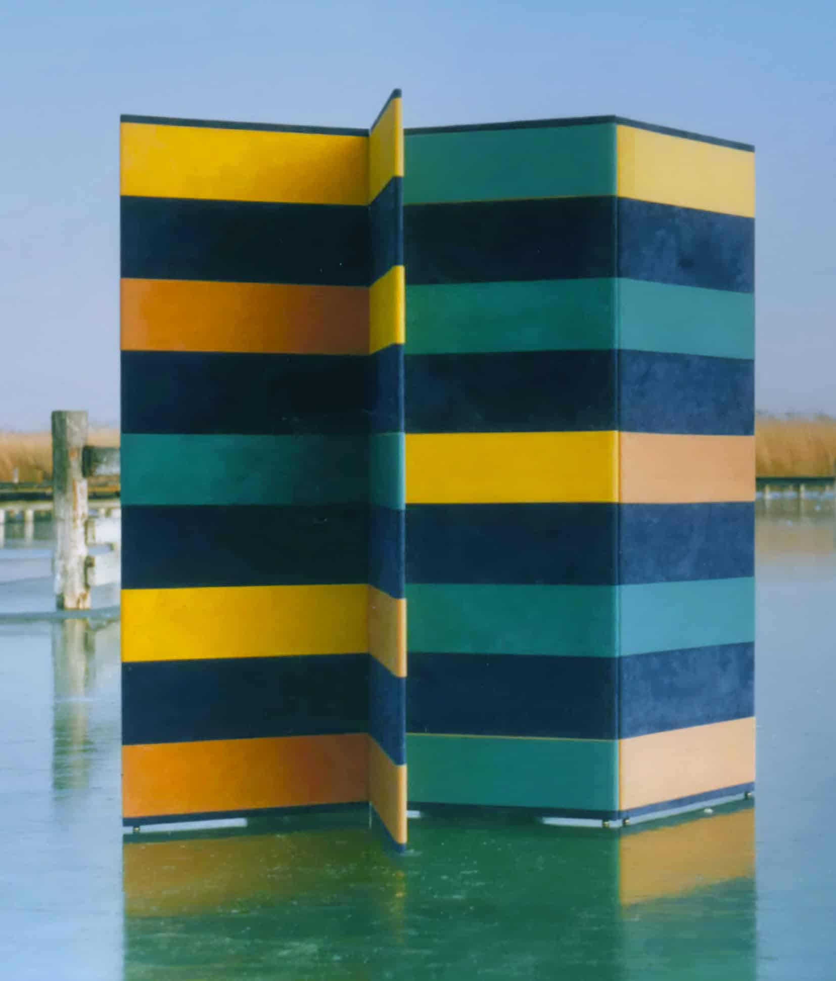 Paravent mit flexiblen Stoffbahnen für eine individuell faltbare Trennwand.