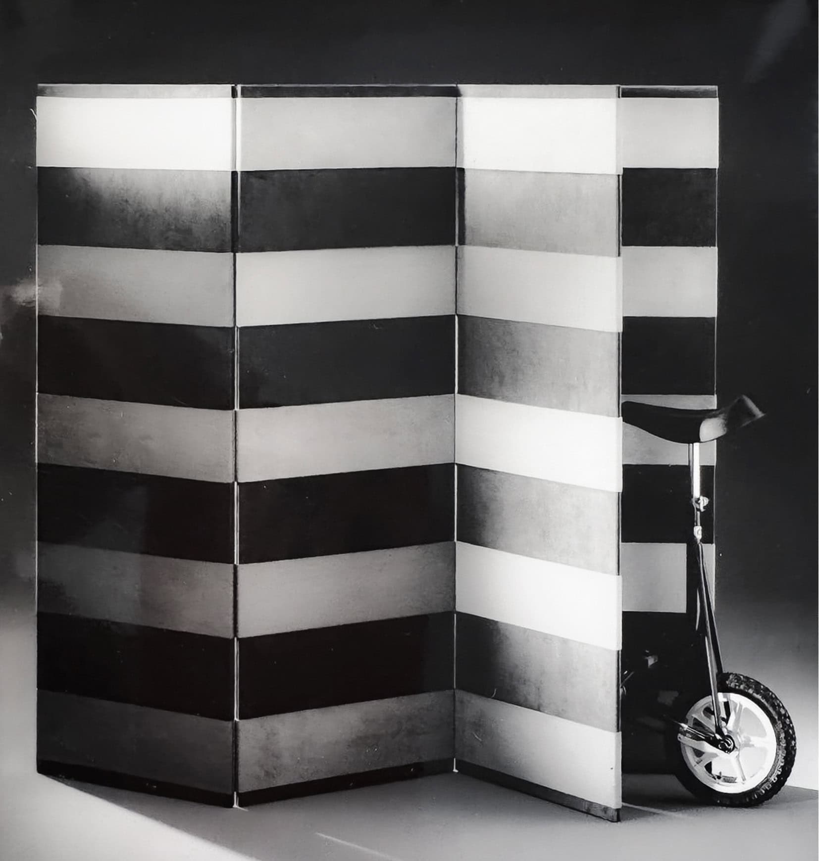 Paravent Metamorphosis mit textiles Bändersystem, ohne Metallteile.